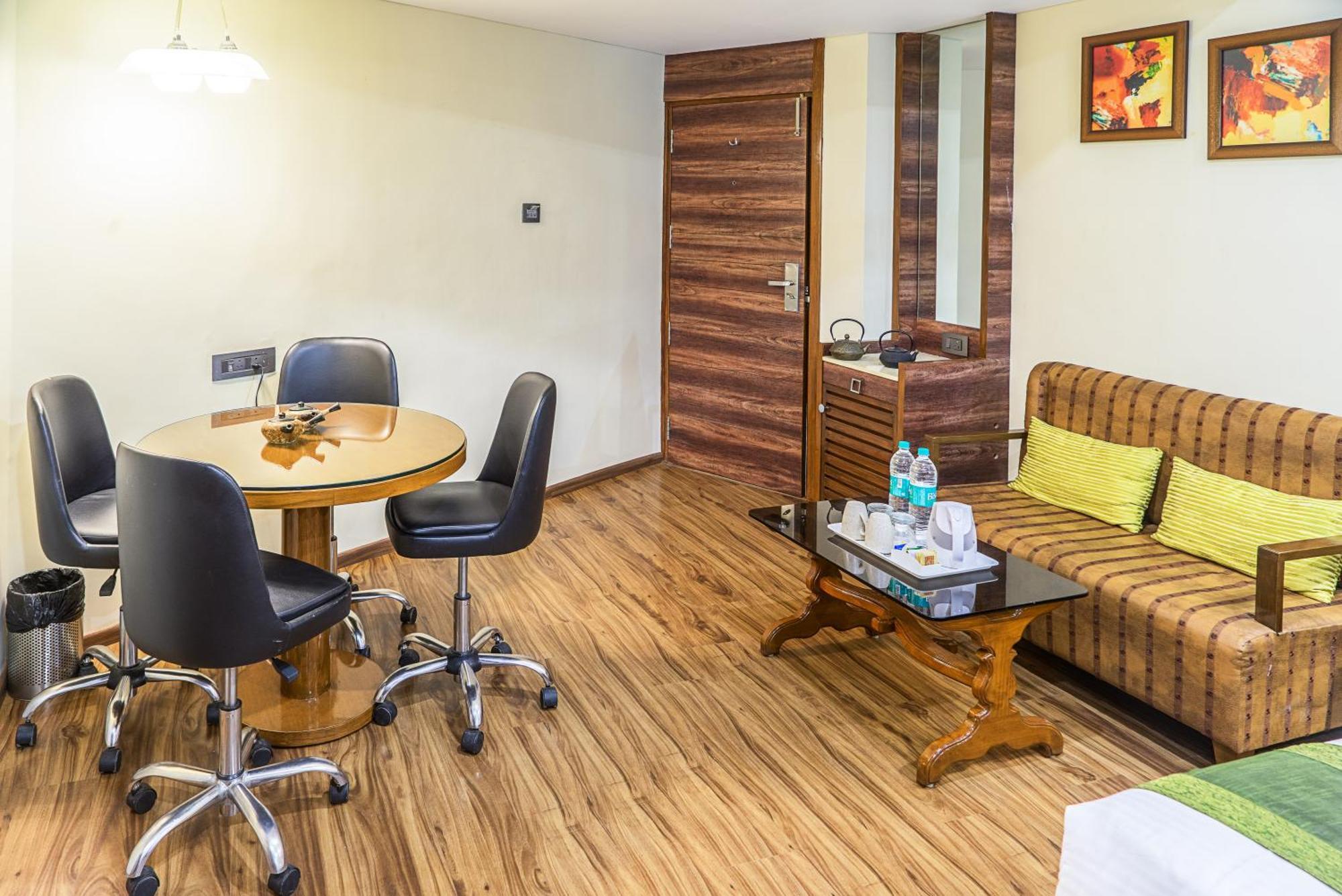 Super Inn Armoise Hotel Ahmedabad Bagian luar foto